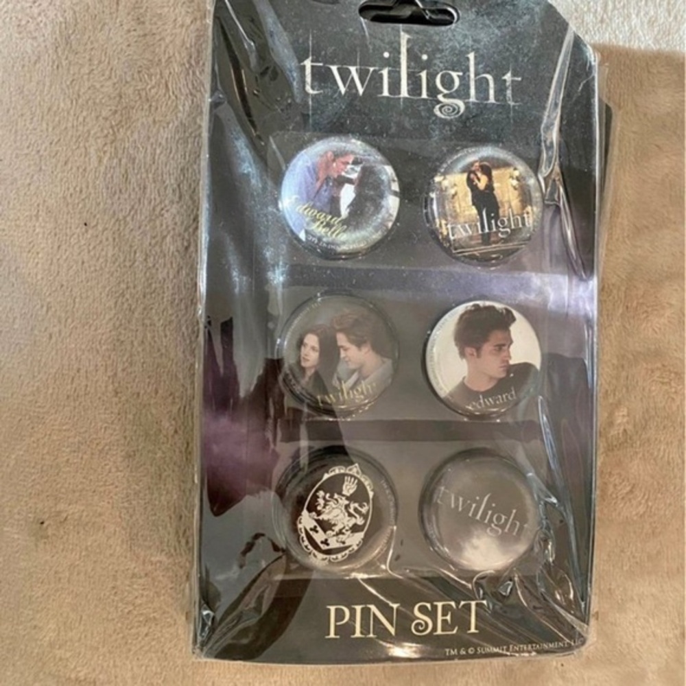 NECA Twilight Collectible Pin Set of 6 Version B Cullen Crest. New Last One